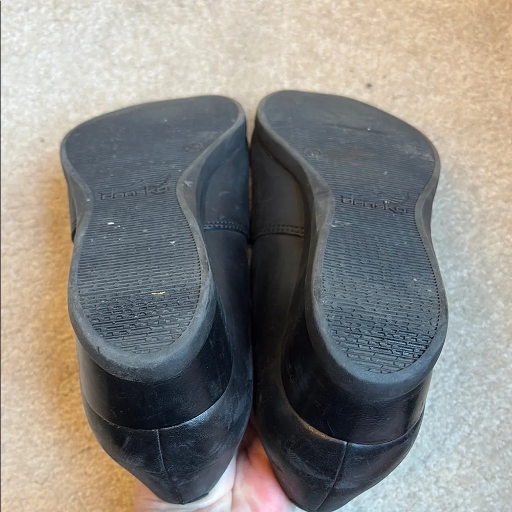 👔 Dansko Leather  Low Heel pointed toe slip one
